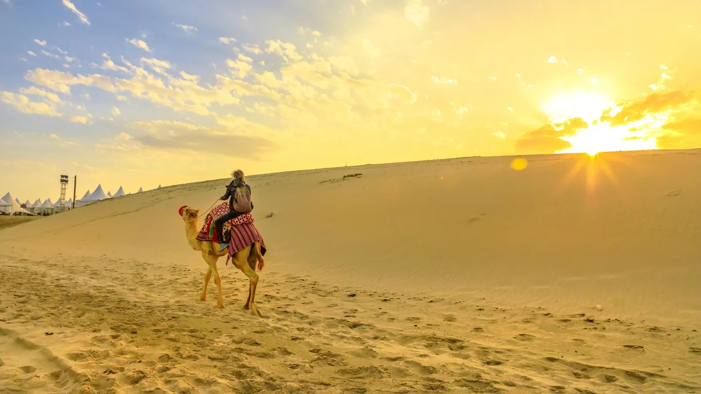 wuestenritt auf einem kamel saudi arabien besteht zu einem grossteil aus wuestenregionen auch die groesste wueste der erde rub al chali bedeckt das land